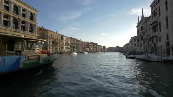 Barche Turistiche Galleggianti Nel Canal Grande — Video Stock