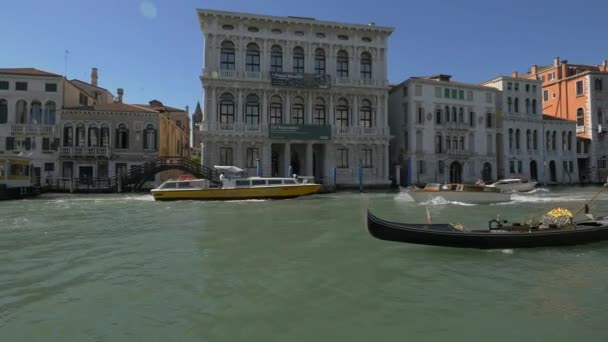 Boote Und Gondeln Der Nähe Des Palazzo Balbi — Stockvideo