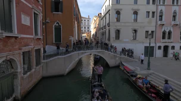 Gondels Drijvend Onder Een Kleine Brug — Stockvideo