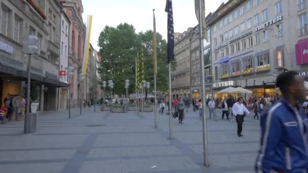 Folk Går Neuhauser Strasse — Stockvideo