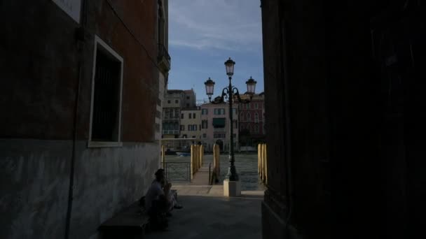 Lampstolpe Och Båtar Canal Grande — Stockvideo