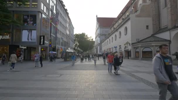 Spaziergang Auf Der Neuhauser Straße — Stockvideo