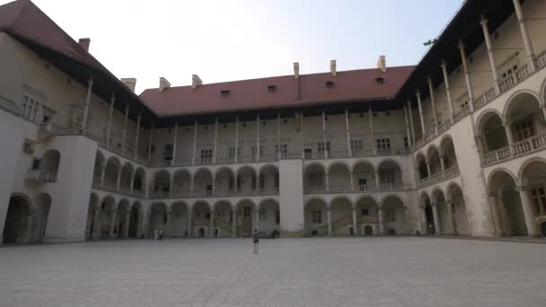 皇家瓦维尔城堡的拱廊庭院 — 图库视频影像