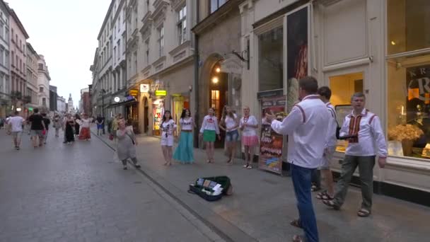 音乐家们在街上歌唱 — 图库视频影像