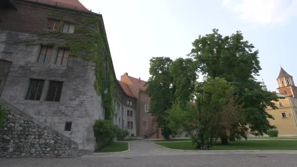Träd Och Byggnader Inne Krakows Fästning — Stockvideo