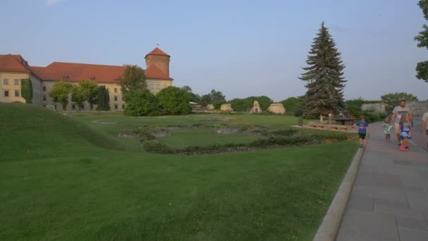 Πράσινο Γρασίδι Στην Αυλή Φρούριο Κρακοβία — Αρχείο Βίντεο