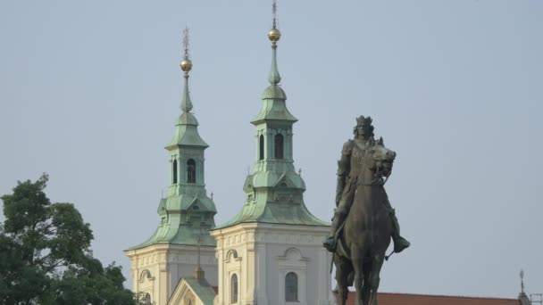 Kirchtürme Und Eine Reiterstatue — Stockvideo