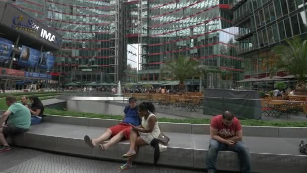 ベルリンのソニーセンターでリラックスしている人 — ストック動画