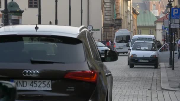 Circulation Dans Une Rue Pavée — Video