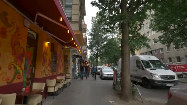 Lidé Chodí Chodníku Restauracemi — Stock video