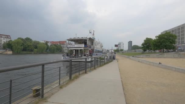 Ένας Ξενώνας Βάρκα Lounge Στην Όχθη Του Ποταμού Στο Βερολίνο — Αρχείο Βίντεο