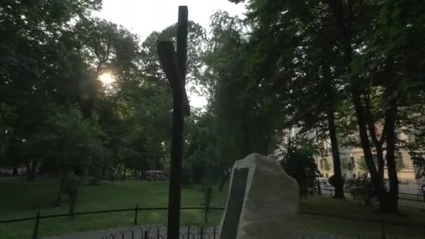 Monumento Con Una Cruz Parque — Vídeos de Stock