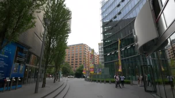 Árboles Banderas Entre Edificios Modernos — Vídeos de Stock