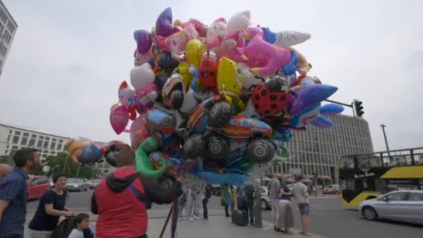 Sokaklarda Renkli Balonlar Satmak — Stok video