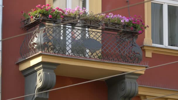 Balkon Czerwonym Budynku — Wideo stockowe