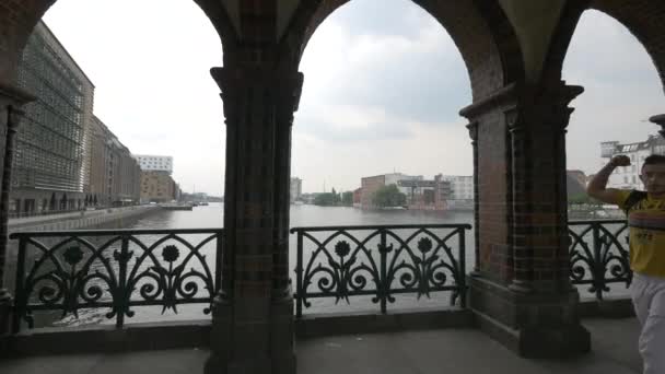 Berlin Deki Oberbaum Köprüsü Nden Spree Nehri Görüldü — Stok video