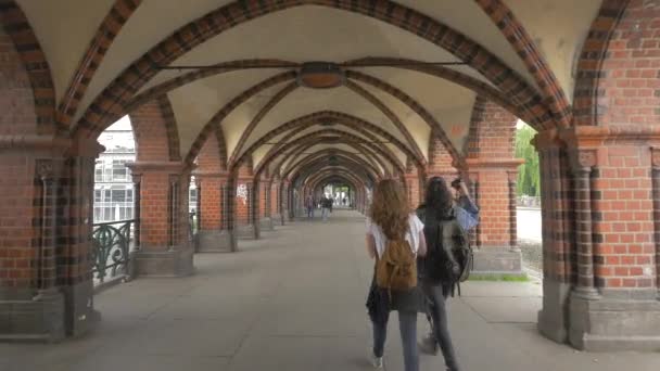 Gehen Unter Den Bögen Einer Brücke — Stockvideo