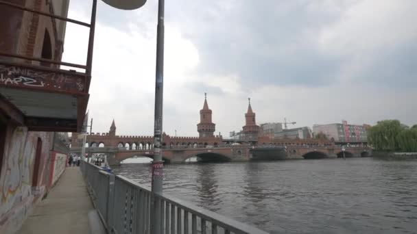 Oberbaum Brug Spree Rivier Berlijn — Stockvideo