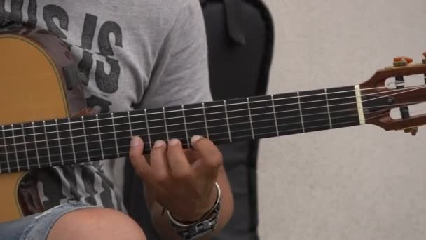 Finger Bewegen Sich Auf Einem Gitarrenhals Krakau — Stockvideo