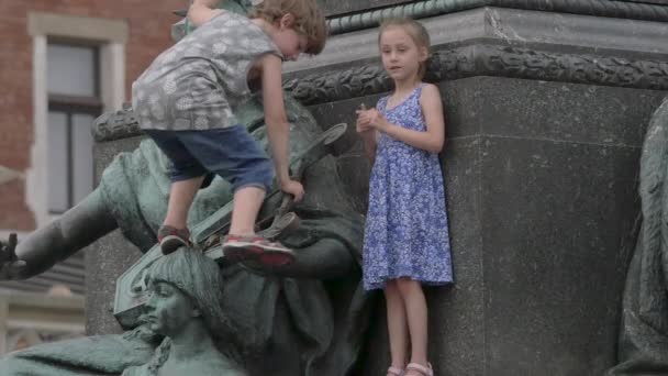 Crianças Brincando Uma Estátua — Vídeo de Stock