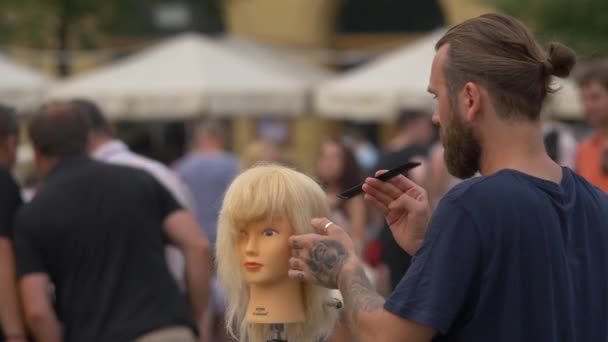 Hairstyling Fake Mannequin Head — Stock Video