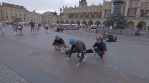 Hombres Estirándose Cuadrado — Vídeo de stock