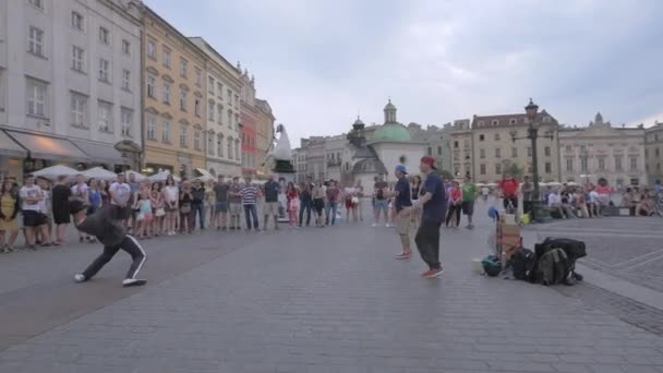 Мужчины Танцуют Площади — стоковое видео