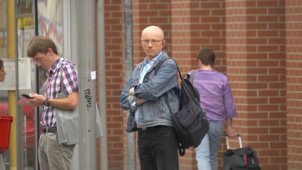 Deux Hommes Debout Dans Une Rue — Video