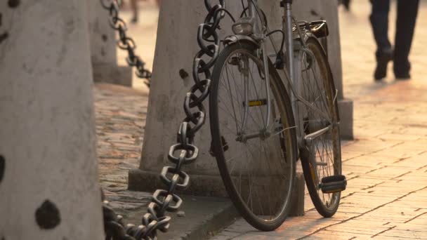 Bicicleta Estacionada Uma Rua — Vídeo de Stock