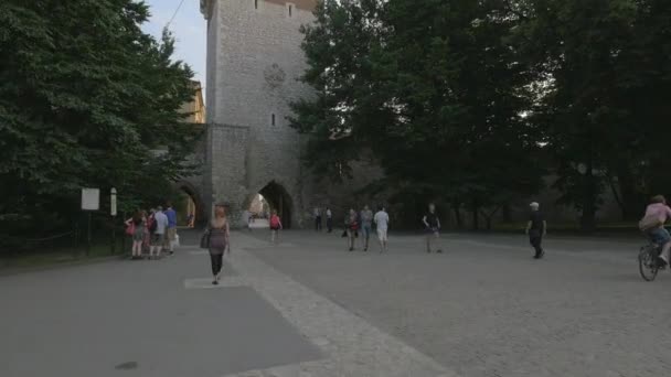有通道的塔附近的人 — 图库视频影像