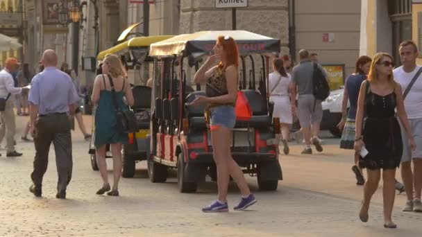 Gente Cerca Turismos Ciudad Estacionados — Vídeos de Stock