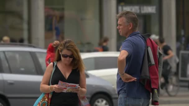 Una Mujer Hombre Una Calle — Vídeo de stock