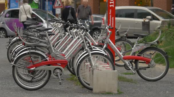 自転車ラック上の都市自転車 — ストック動画