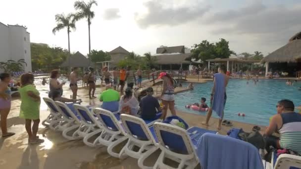 Turyści Relaksujący Się Ośrodku Playa Blanca — Wideo stockowe