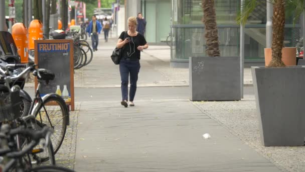 Vrouwen Die Stoep Lopen — Stockvideo