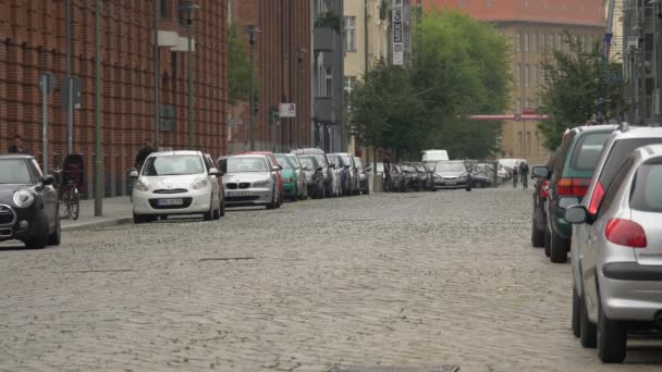 Una Calle Con Pavimento Adoquinado — Vídeo de stock