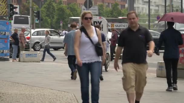 Mensen Die Stoep Lopen — Stockvideo