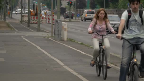 Μια Λωρίδα Ποδήλατο Από Ένα Δρόμο Της Πόλης — Αρχείο Βίντεο