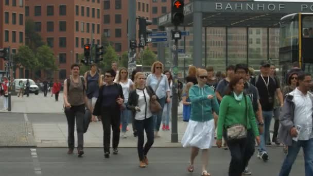 Menschen Überqueren Die Straße — Stockvideo