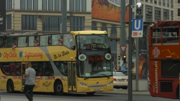 Sokakta Giden Bir Şehir Turu Otobüsü — Stok video