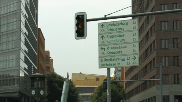 Straßenschilder Ampeln — Stockvideo