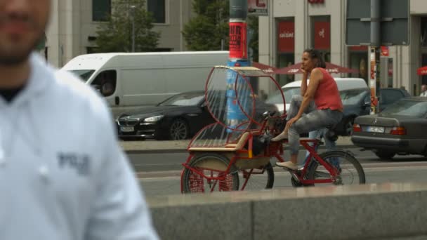 Женщина Сидящая Рикше — стоковое видео