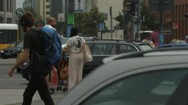通りを横断するのを待っているカップル — ストック動画