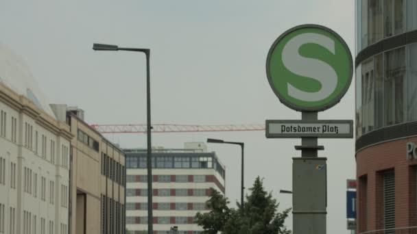 Das Bahnhofsschild Postdamer Platz Berlin — Stockvideo