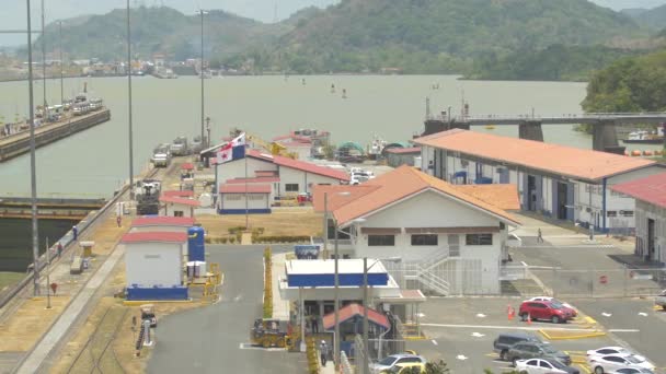 Pan Esquerda Edifícios Docas Miraflores Locks — Vídeo de Stock