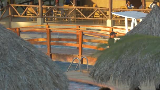 Puente Madera Sobre Una Piscina — Vídeo de stock