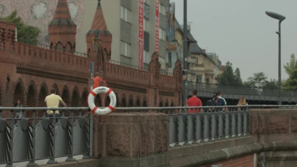 Personnes Sur Pont Oberbaum Berlin — Video