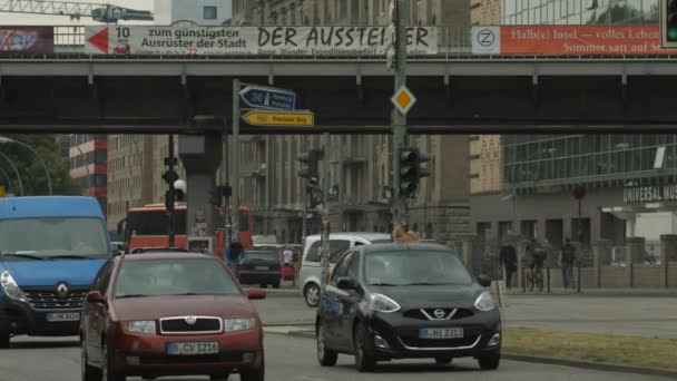 桥下的街道交通 — 图库视频影像