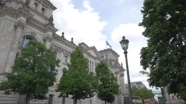 Berlin Deki Reichstag Binasının Yanındaki Yeşil Ağaçlar — Stok video