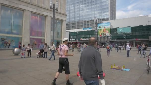 Making Big Soap Bubbles Alexanderplatz Berlin — Stok Video